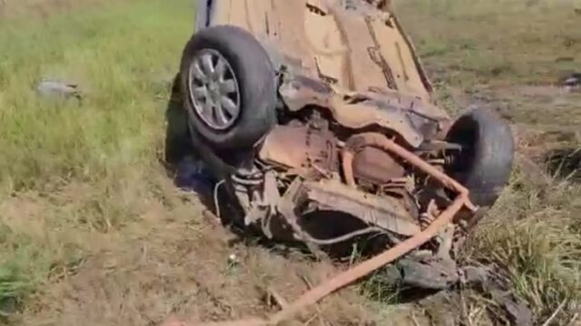 Motorista perde o controle da direção, veículo capota e condutor fica gravemente ferido