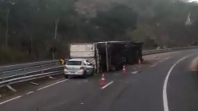 Motorista perde controle da direção e carreta tomba na BR-050 na divisa de Goiás com Minas Gerais