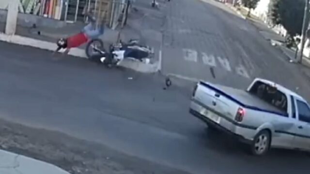 Goiandira: câmera registra acidente entre moto e picape; vítima é lançada a vários metros