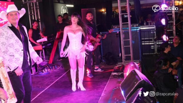Bonde do Forró se apresenta no Fogão de Lenha Show, em Catalão; Veja fotos