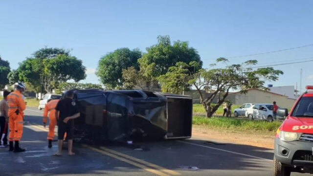 Caminhonete capota e motorista é arremessado para fora do veículo em Uberlândia