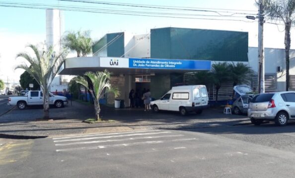 Bebê cai no chão após mulher dar a luz em corredor em hospital de Uberlândia