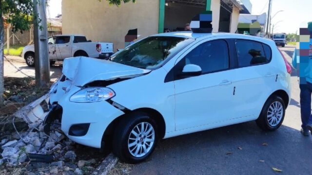 Motorista fica ferido após colidir veículo em poste em Catalão
