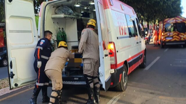 Motorista abre porta de carro e motociclista sofre queda em avenida de Catalão