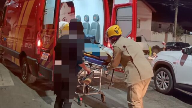 Motociclista sofre fratura na perna em colisão com carro em Catalão