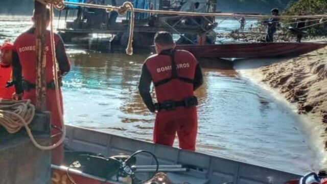 Bombeiros resgatam bebê e mais sete pessoas em canoa que virou no Araguaia