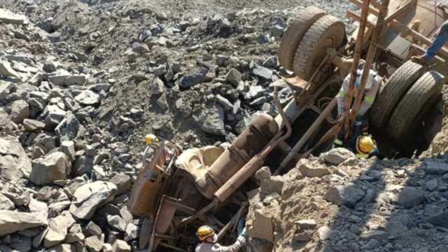 Bombeiros Militares de Mineiros atuam em acidente de tombamento de caminhão na BR-364