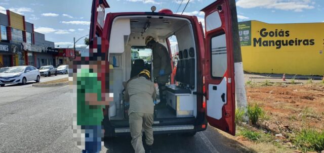 Mototaxista fica ferido após acidente entre carro e moto no bairro Ipanema, em Catalão
