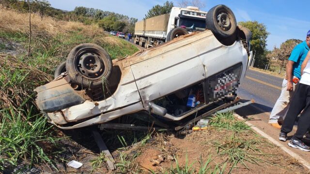 Carro capota, atinge moto e deixa dois feridos na GO-330, em Catalão