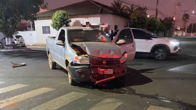 Vídeo mostra colisão entre dois veículos em cruzamento na cidade de Ouvidor; veja