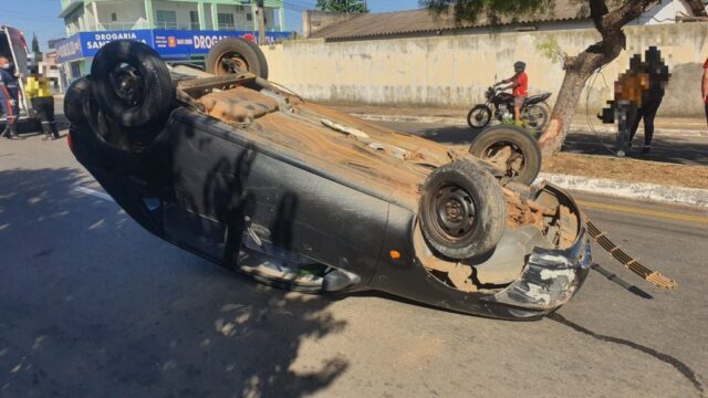 Motorista passa mal ao volante e capota carro em Catalão