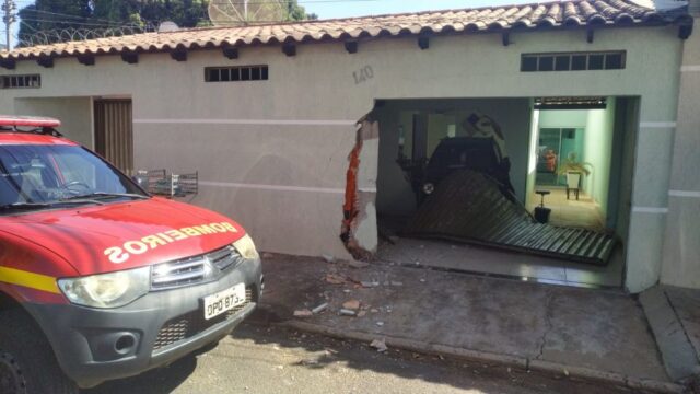 Mulher atropela a própria mãe e colide carro contra casa em Uberlândia