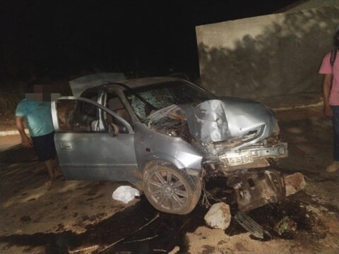 Homem perde o controle de automóvel e colide contra árvore em Três Ranchos