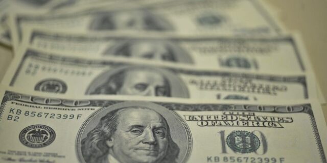 Dólar cai para R$ 5,40, mas tem maior alta semanal em um mês