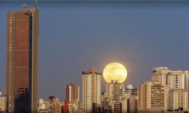 Maior superlua do ano é vista no céu de Goiás; veja fotos