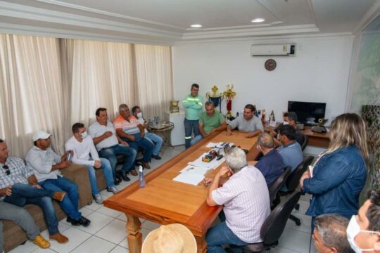 Ouvidor: comerciantes, produtores rurais e populares se reúnem com prefeito Cebinha e vice-prefeito Nelci