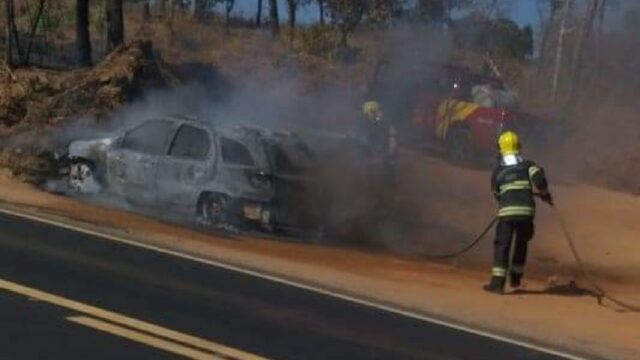 Carro pega fogo na GO-213 em Rio Quente e fica completamente destruído