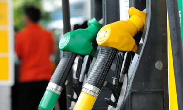 Petrobras reduz preço da gasolina pela segunda vez seguida nesta sexta-feira
