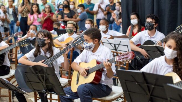 O projeto Esporte, Cultura e Lazer encerrou o primeiro semestre com apresentação da orquestra de violões e pintura em tela, em Ouvidor