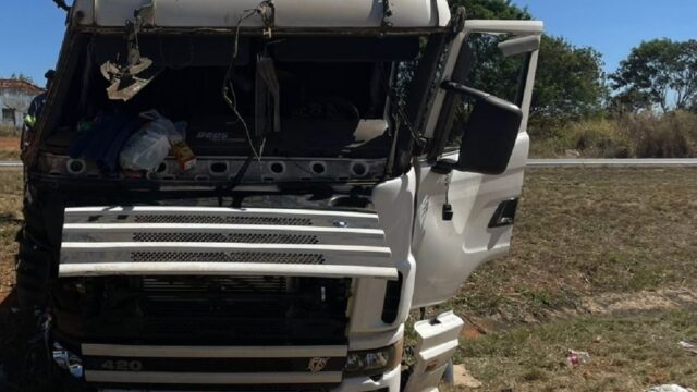 Criança de sete anos morre após caminhão capotar na BR-153, em Professor Jamil (GO)