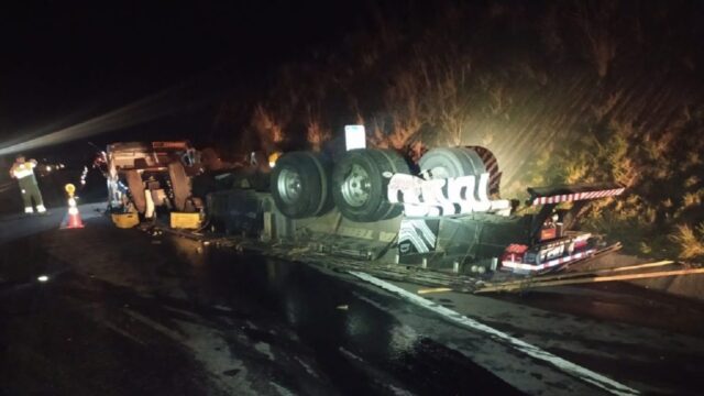 Motorista tem ferimentos graves após sair da pista e capotar carreta na BR-050 em Campo Alegre de Goiás