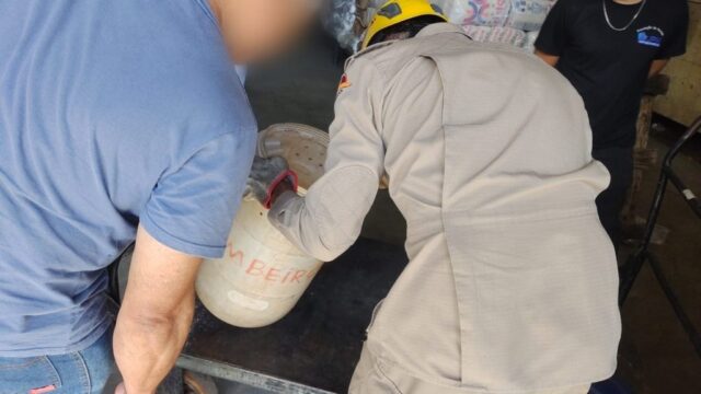Mico é resgatado por Corpo de Bombeiros, em Catalão