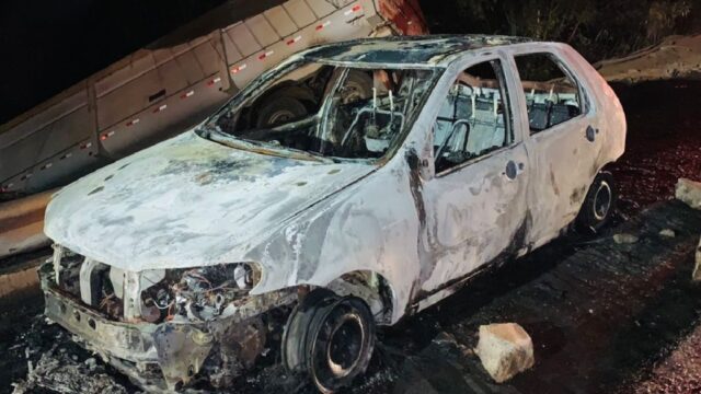 Veículos pegam fogo após colisão na BR-050, em Araguari