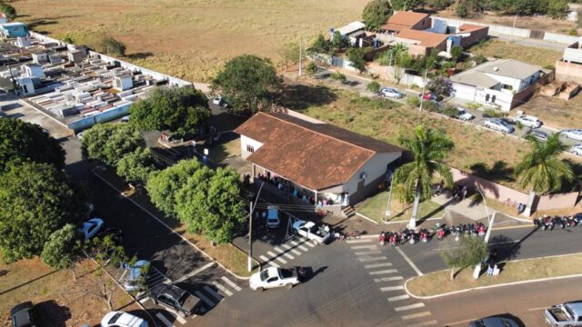 Carreata marcou a chegada do corpo da jovem vítima de feminicídio na cidade de Ouvidor; VÍDEO