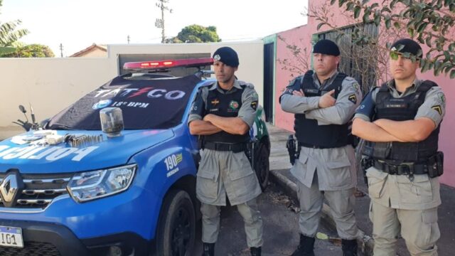 Supeitos de atirar contra portão de residência são presos com drogas e arma, em Catalão