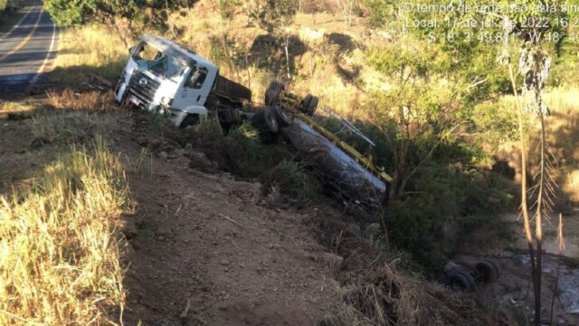 Motorista fica ferido após caminhão tanque cair em ribanceira na GO-21O entre Marzagão e Águas Lindas