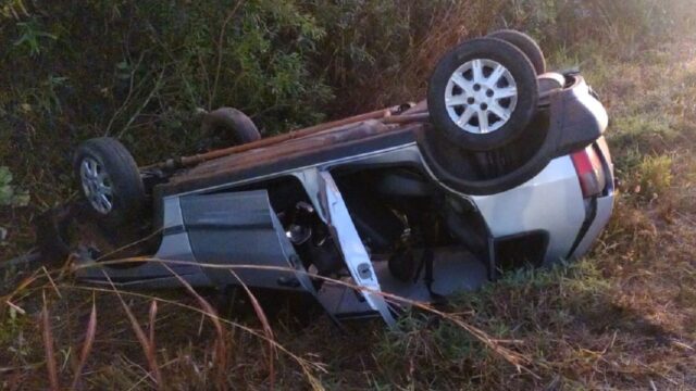 Carro capota e deixa ferido na GO-330, em Catalão