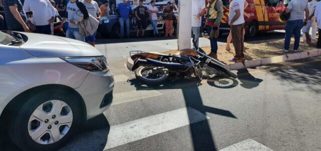 Em acidente de trânsito, motociclista bate contra poste de energia e fica em estado grave em Catalão