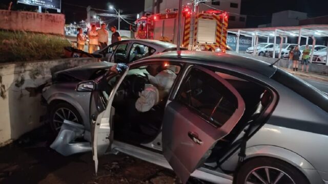 Colisão entre dois veículos deixa feridos em cruzamento de ruas em Catalão