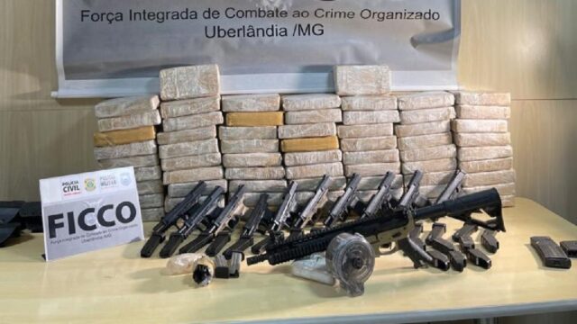 PF apreende 65 tabletes de cocaína, dez pistolas e um fuzil, em Uberlândia/MG