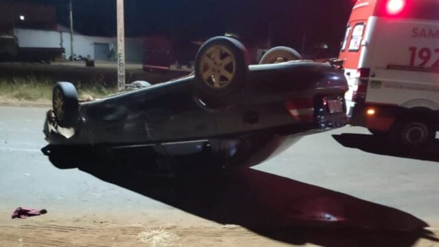 Motorista perde controle e capota carro em rua de Catalão; VÍDEO