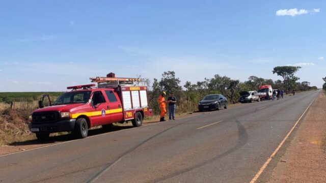Automóvel colide contra caminhão e deixa vítima com ferimentos no trevo entre Cascalho Rico e o distrito de Santa Luzia