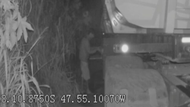 VÍDEO: Câmera de segurança de caminhão flagra ladão furtando objetos do veículo, em Catalão