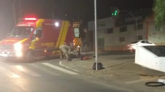 Colisão entre motos deixa idoso ferido no centro de Catalão