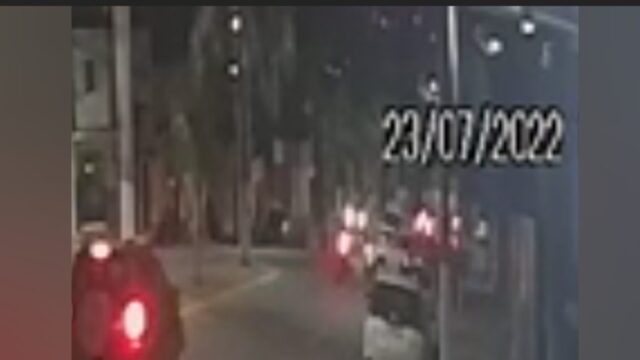 Câmera de segurança registra colisão entre carro e moto, no bairro São João, em Catalão; veja vídeo