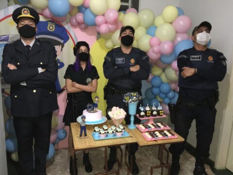 Menina de Catalão comemora aniversário no DF para homenagear a PM