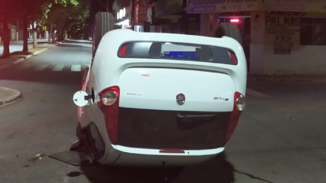 Motorista capota carro após colisão em cruzamento em avenida de Catalão