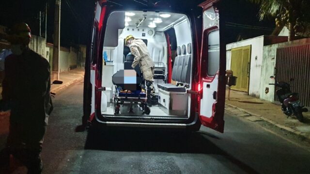 Motociclista entregador de aplicativo bate de frente com outra moto e tem ferimentos, em Catalão