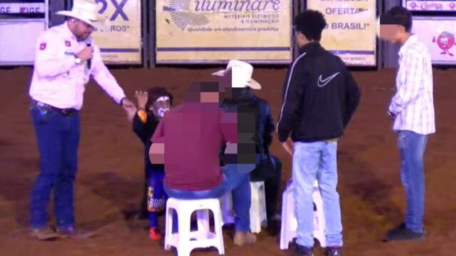 Comediante é agredido com tapas na cara por espectador durante apresentação na arena de rodeio na Expo Catalão