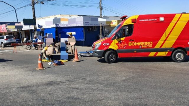 Passageira fica ferida após acidente entre carro e moto em Catalão