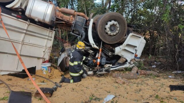 Motorista de caminhão fica preso as ferragens em acidente na GO-139, em Corumbaíba