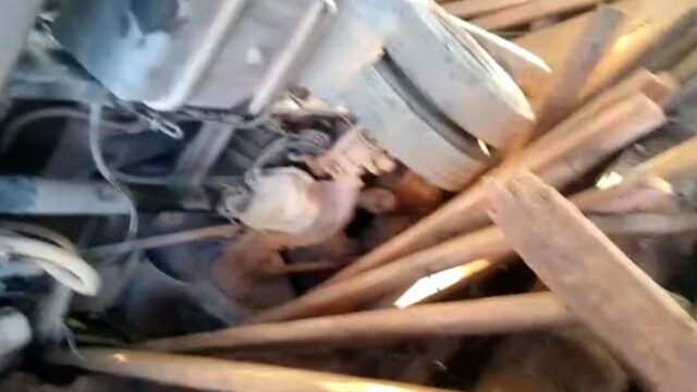Ponte quebra com caminhão carregado de brita na Fazenda Ribeirão, em Catalão