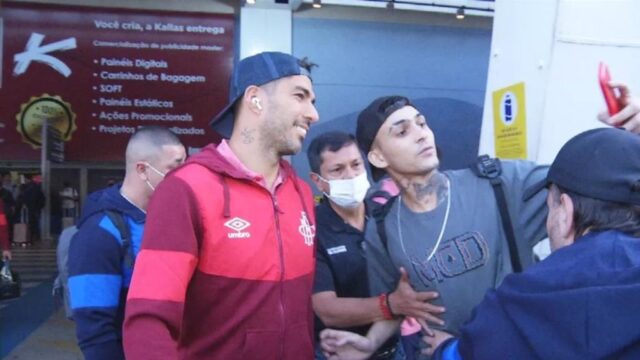 Luis Suárez chega a Goiânia com Nacional-URU e atrai fãs