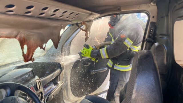 Catalão: carro pega fogo no Residencial Alvino Albino e fica parcialmente destruído