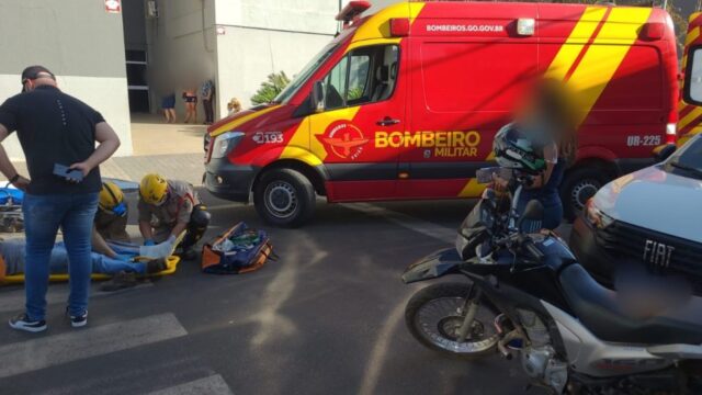 Motociclista fica ferido após desviar de idosos que atravessavam a faixa de pedestres, em Catalão