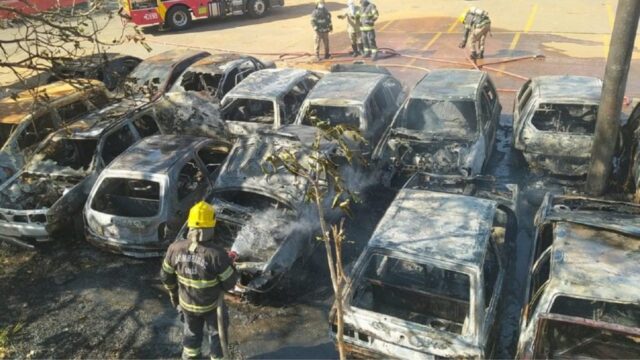 Incêndio atinge depósito e destrói carros, em Aparecida de Goiânia